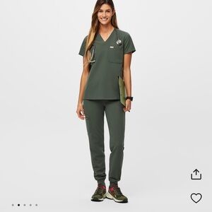 Catalina one pocket scrub top and Zamora scrub pants XS